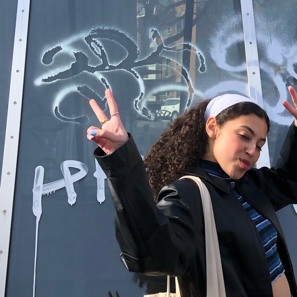 Meet your Posher, Alexia - Picture 1 of 1